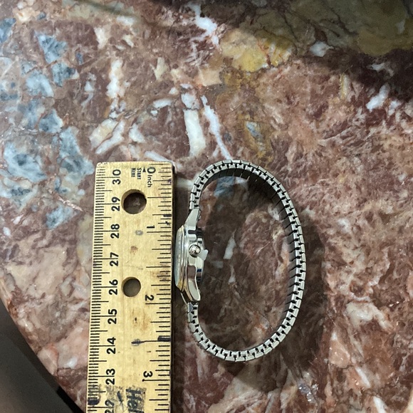 New Silver-Colored Expandable Quartz Watch, Battery Operated - Picture 6 of 13
